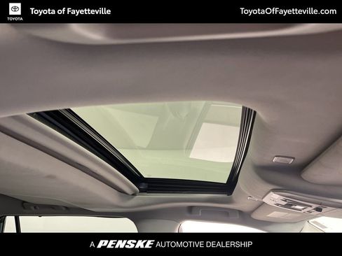Used 2023 Toyota Highlander XLE AWD/4WD image 11