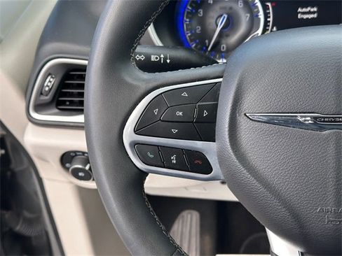 Used 2022 Chrysler Pacifica Touring-L image 14