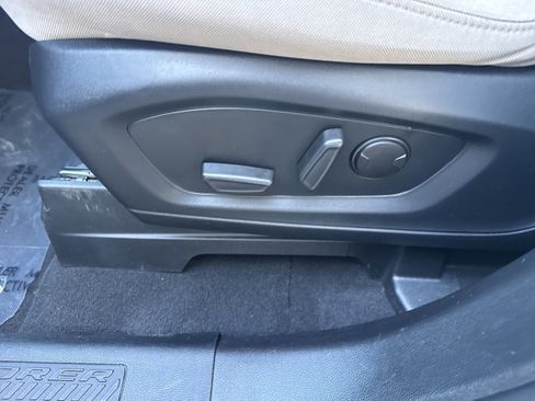 Used 2021 Ford Explorer XLT image 6