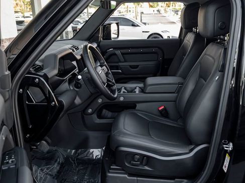 Used 2025 Land Rover Defender 90 X-Dynamic SE image 18