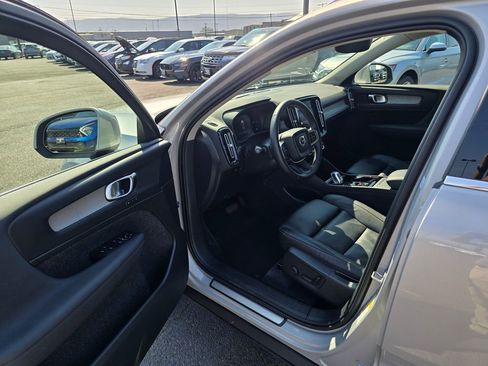 Used 2023 Volvo XC40 B5 Plus image 20