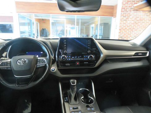 Used 2021 Toyota Highlander XLE AWD/4WD image 55
