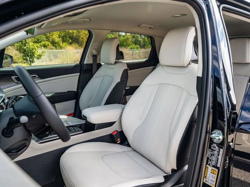 New 2026 Kia Sportage EX FWD image 17