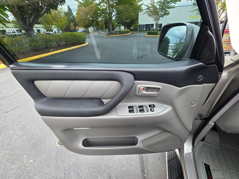 Used 2004 Toyota Land Cruiser w/ Convenience Pkg AWD/4WD image 61