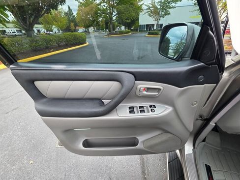Used 2004 Toyota Land Cruiser w/ Convenience Pkg AWD/4WD image 61