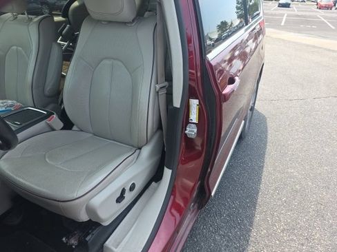 Used 2019 Chrysler Pacifica Limited w/ Tire & Wheel Group FWD image 3