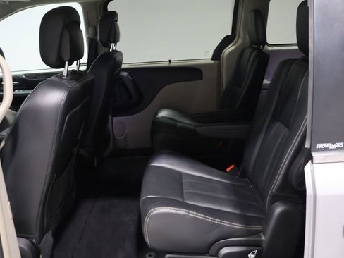 Used 2014 Chrysler Town & Country Touring image 18