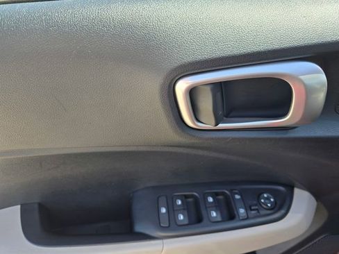 Used 2025 Hyundai Venue SEL FWD image 26
