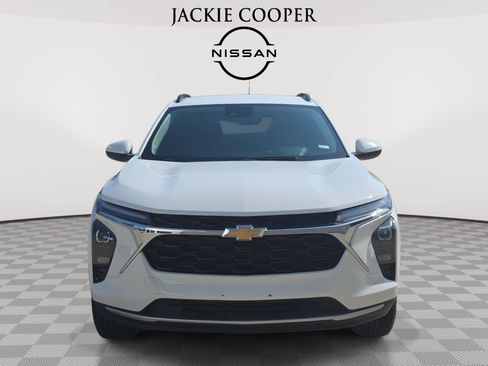Used 2025 Chevrolet Trax LT FWD image 2