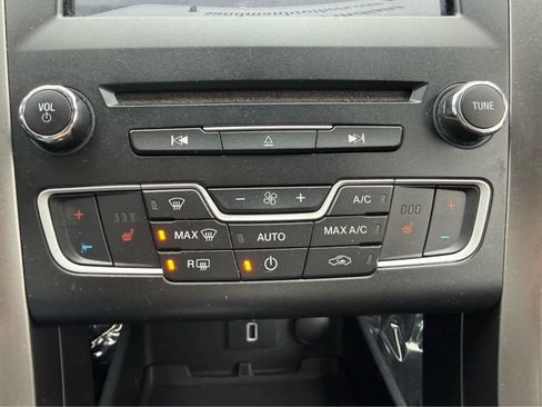 Used 2017 Ford Fusion SE w/ Fusion SE Technology Package image 20