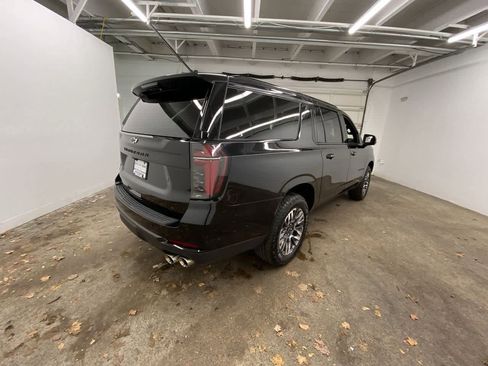 Used 2025 Chevrolet Suburban Z71 image 6