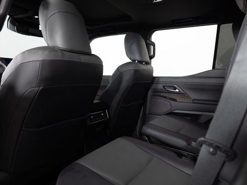 Used 2025 Lexus GX 550 w/ Accessory Package (2T) AWD/4WD image 19