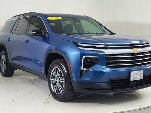 Used 2025 Chevrolet Traverse LT w/ Driver Confidence Package image 1