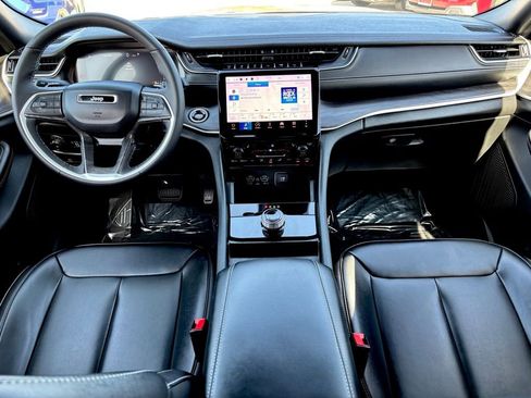 Used 2025 Jeep Grand Cherokee Limited w/ Black Appearance Package image 23