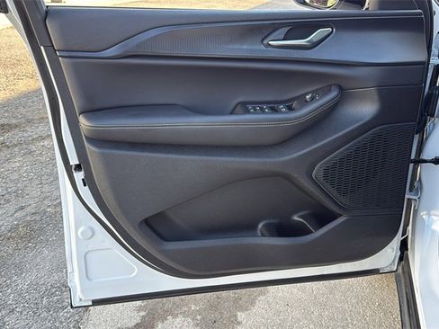 Used 2025 Jeep Grand Cherokee Altitude image 8