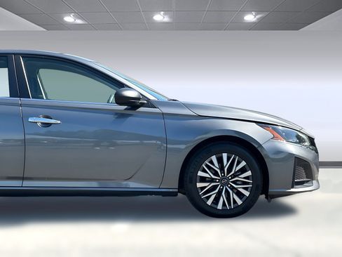 Used 2024 Nissan Altima 2.5 SV FWD image 32