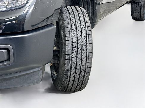 Used 2019 Nissan Titan S image 23