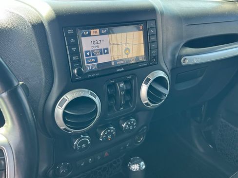 Used 2015 Jeep Wrangler Unlimited Rubicon AWD/4WD image 17