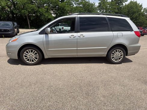 Used 2010 Toyota Sienna XLE FWD image 2