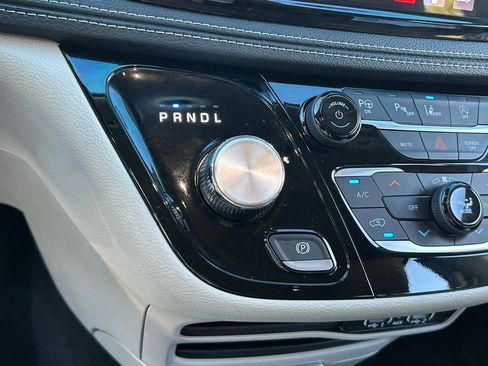 Used 2023 Chrysler Pacifica Touring-L image 26