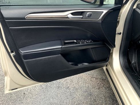 Used 2017 Ford Fusion SE w/ Fusion SE Technology Package image 8