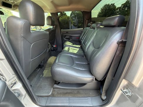 Used 2005 Chevrolet Silverado 2500 LT w/ Heavy-Duty Power Package RWD image 16