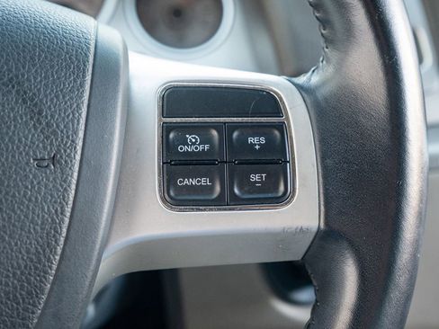 Used 2012 Volkswagen Routan SE image 19
