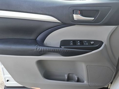 Used 2015 Toyota Highlander XLE FWD image 16