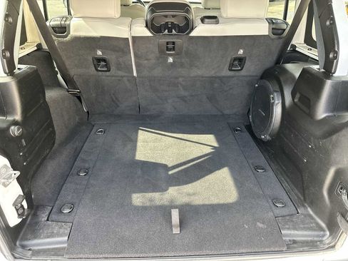 Used 2022 Jeep Wrangler Unlimited Sahara image 25