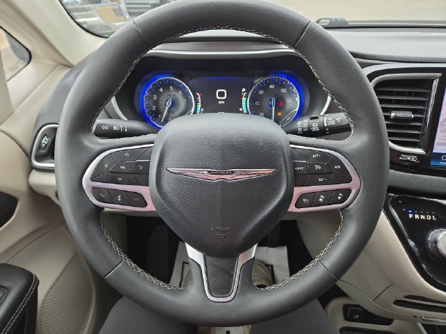 Used 2024 Chrysler Pacifica Touring-L FWD image 20