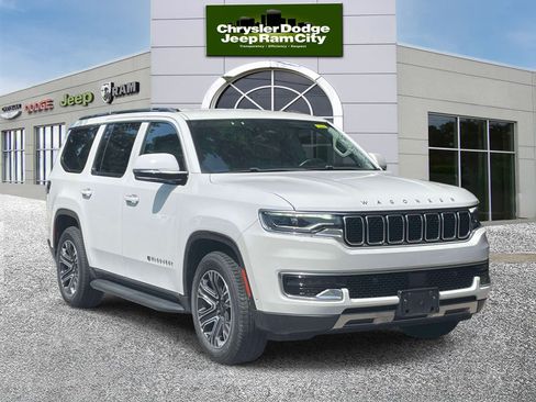 Used 2022 Jeep Wagoneer Series III w/ Flexible Seating Group AWD/4WD image 4