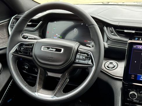 Used 2022 Jeep Grand Cherokee Overland w/ Luxury Tech Group IV image 15