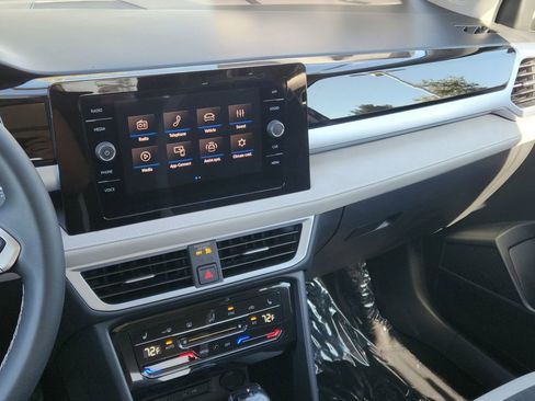 New 2025 Volkswagen Taos SE image 18