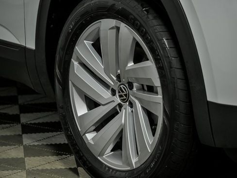 Certified 2022 Volkswagen Atlas Cross Sport SE image 3