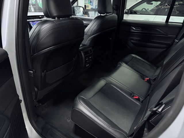 Used 2025 Jeep Grand Cherokee Altitude AWD/4WD image 19