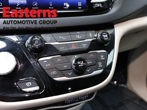 Used 2024 Chrysler Pacifica Touring-L FWD image 20