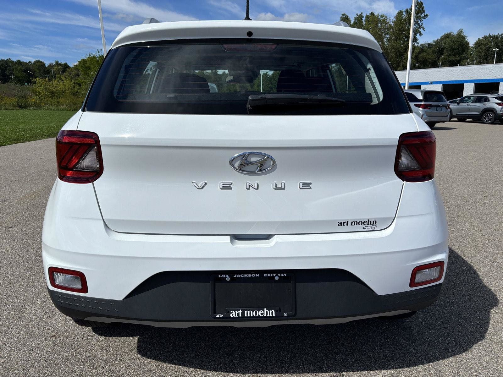 Used 2025 Hyundai Venue SEL FWD image 4