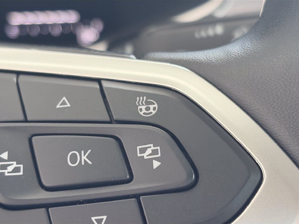 Certified 2025 Volkswagen Taos SE FWD image 18