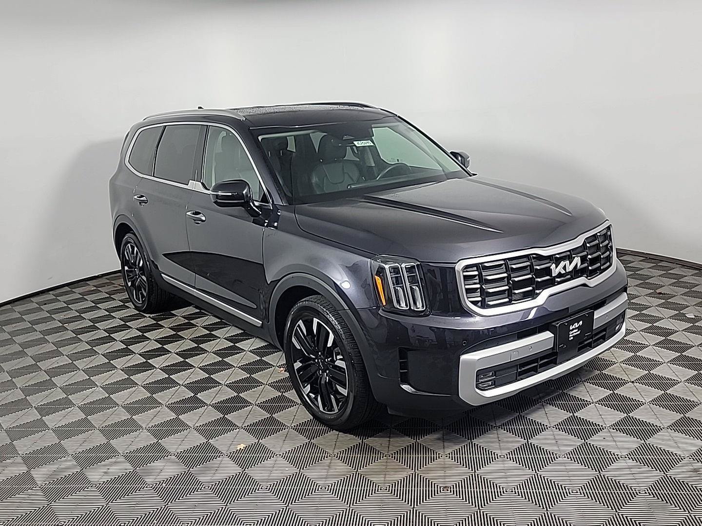 Used 2025 Kia Telluride SX w/ SX Captain's Chair Package AWD/4WD image 2
