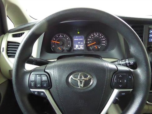 Used 2016 Toyota Sienna L image 10