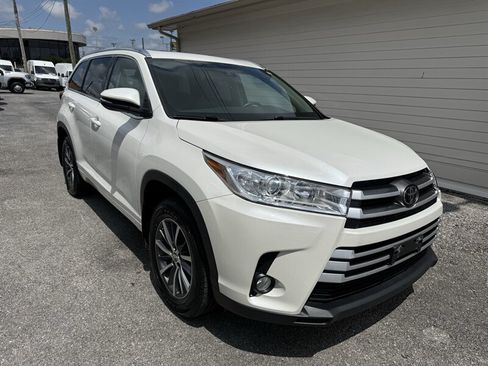 Used 2017 Toyota Highlander XLE w/ Carpet Mat Package AWD/4WD image 2