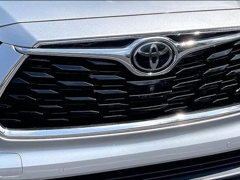 Used 2021 Toyota Highlander Limited FWD image 31