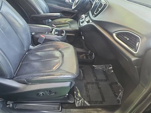 Used 2018 Chrysler Pacifica Touring-L w/ Premium Audio Group FWD image 38