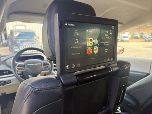 Used 2021 Chrysler Pacifica Touring-L w/ Uconnect Theater Family Group image 11