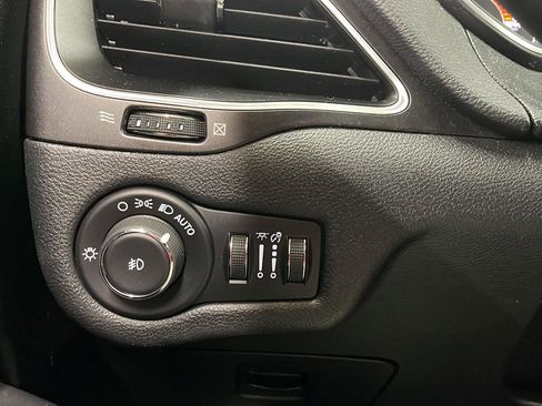 Used 2019 Jeep Cherokee Trailhawk image 13