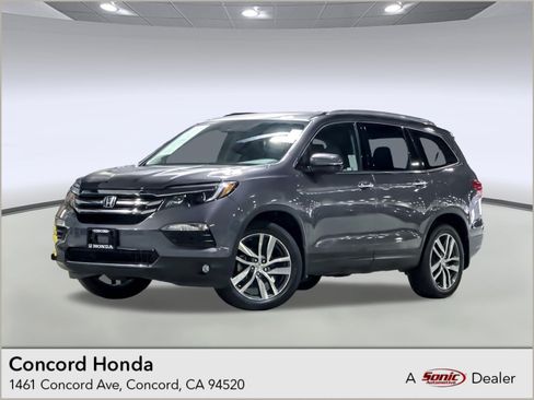 Used 2017 Honda Pilot Touring image 1