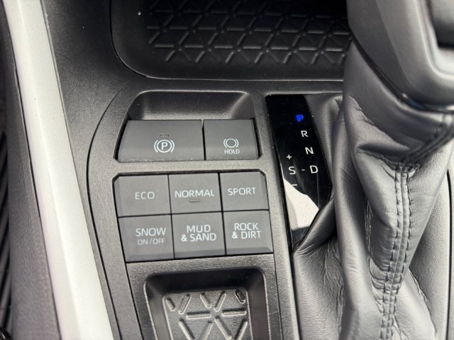 Used 2025 Toyota RAV4 LE AWD/4WD image 31