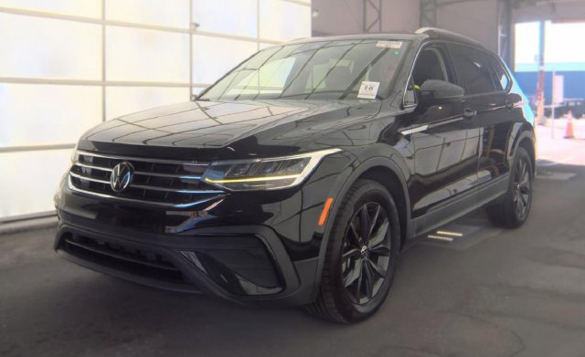 Used 2023 Volkswagen Tiguan SE FWD image 2