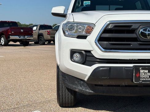 Used 2019 Toyota Tacoma SR5 AWD/4WD image 4
