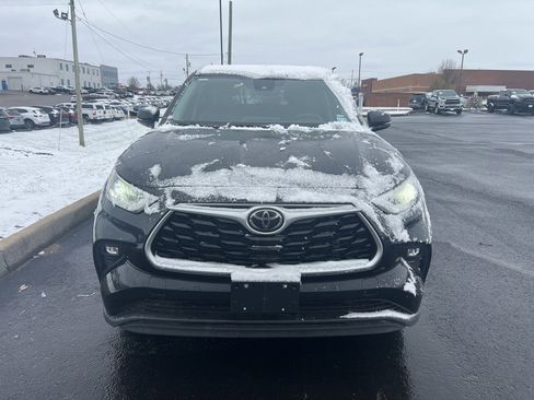 Used 2022 Toyota Highlander XLE image 2